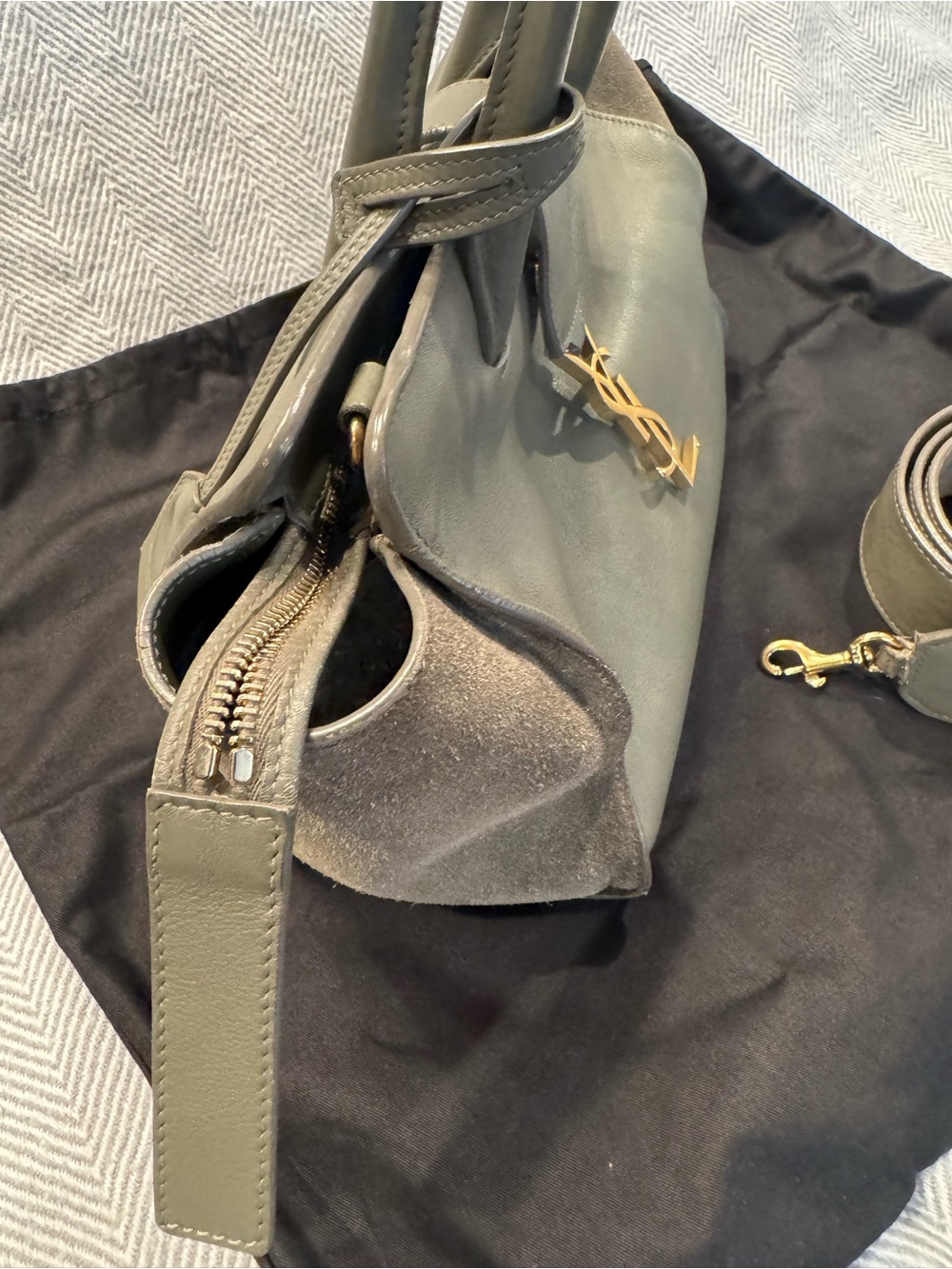 SAINT LAURENT Calfskin Baby Monogram Downtown Cabas Earth
Saint Laurent - Picture 2 of 12
